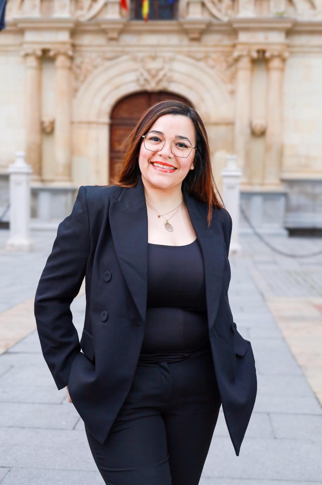 Rebeca Pinto Camacho frente a la Universidad de Alcalá de Henares